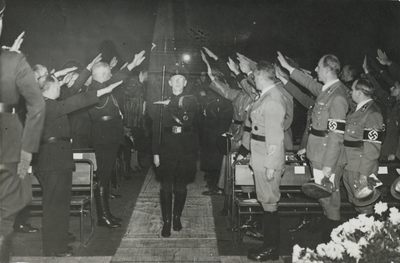 502579 Afbeelding van de bijeenkomst ter gelegenheid van de herdenking van het 10-jarig bestaan van de ...